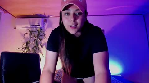 Snapshot of mrbuu_ chatting on December 19, 2024, 3:18 am Laura online show from December 19, 2024, 3:18 am