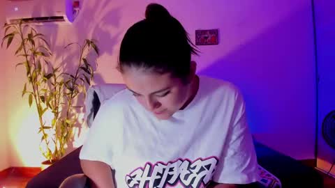 Snapshot of mrbuu_ chatting on December 20, 2024, 3:25 am Laura online show from December 20, 2024, 3:25 am