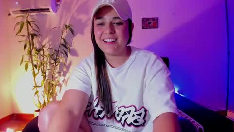 Snapshot of mrbuu_ chatting on December 20, 2024, 6:29 am Laura online show from December 20, 2024, 6:29 am