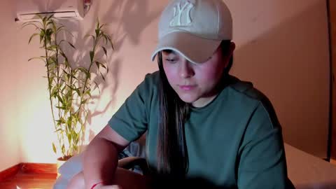 Snapshot of mrbuu_ chatting on December 30, 2024, 3:58 am Laura online show from December 30, 2024, 3:58 am