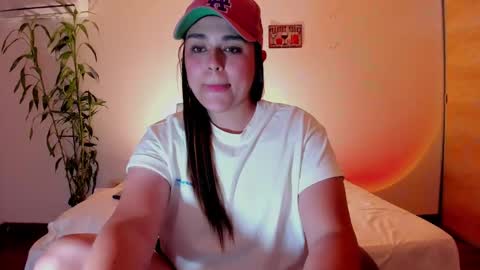 Snapshot of mrbuu_ chatting on January 10, 2025, 2:57 am Laura online show from January 10, 2025, 2:57 am