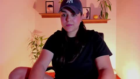 Snapshot of mrbuu_ chatting on January 19, 2025, 4:44 am Laura online show from January 19, 2025, 4:44 am