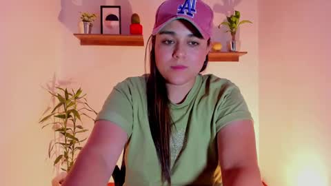 Snapshot of mrbuu_ chatting on January 22, 2025, 7:46 am Laura online show from January 22, 2025, 7:46 am