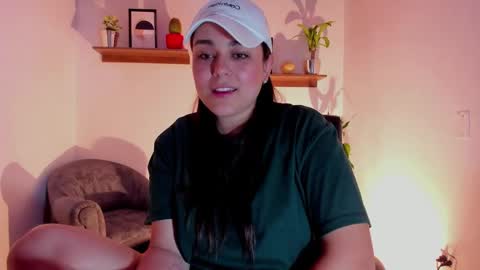 Snapshot of mrbuu_ chatting on February 12, 2025, 3:07 am Laura online show from February 12, 2025, 3:07 am