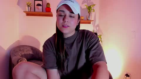 Snapshot of mrbuu_ chatting on February 14, 2025, 4:58 am Laura online show from February 14, 2025, 4:58 am