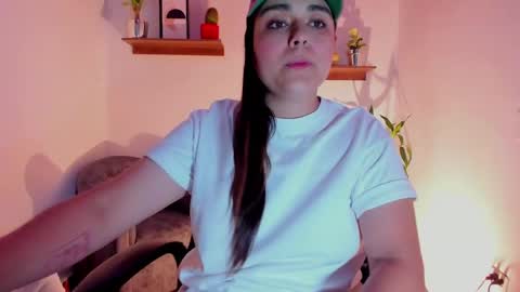Snapshot of mrbuu_ chatting on February 15, 2025, 2:58 am Laura online show from February 15, 2025, 2:58 am