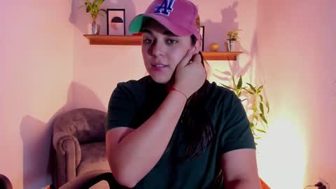 Snapshot of mrbuu_ chatting on February 17, 2025, 2:31 am Laura online show from February 17, 2025, 2:31 am