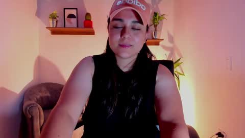 Snapshot of mrbuu_ chatting on February 20, 2025, 7:23 am Laura online show from February 20, 2025, 7:23 am
