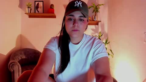 Snapshot of mrbuu_ chatting on March 11, 2025, 6:53 am Laura online show from March 11, 2025, 6:53 am