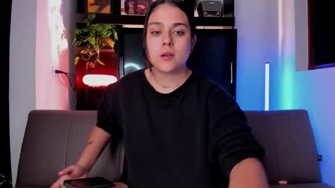 Snapshot of mrbuu_ chatting on September 15, 2025, 3:50 am Laura online show from September 15, 2025, 3:50 am