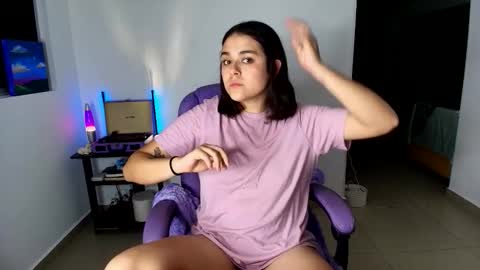 Snapshot of mrbuu_ chatting on September 21, 2025, 2:57 am Laura online show from September 21, 2025, 2:57 am