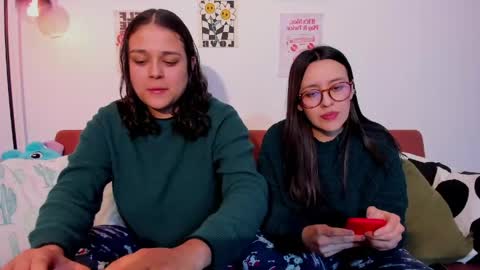 Snapshot of mrbuu_ chatting on April 24, 2026, 4:59 am Laura online show from April 24, 2026, 4:59 am