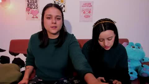 Snapshot of mrbuu_ chatting on May 19, 2026, 1:56 am Laura online show from May 19, 2026, 1:56 am