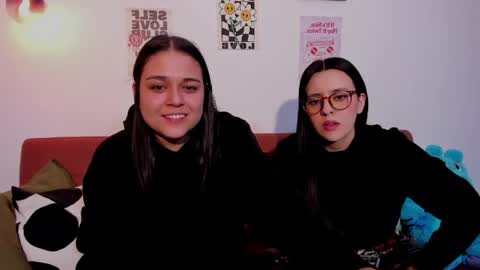Snapshot of mrbuu_ chatting on June 3, 2026, 3:31 am Laura online show from June 3, 2026, 3:31 am