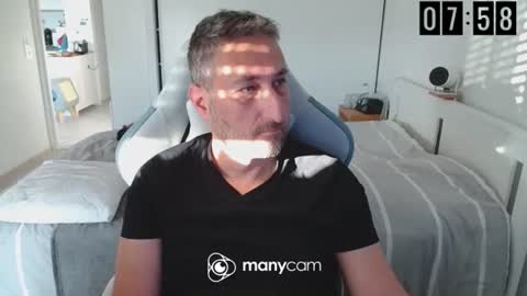 mrdr000 online show from April 15, 2026, 5:58 am
