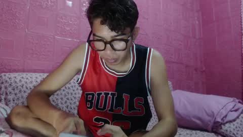 Snapshot of mrheartthief chatting on July 21, 2026, 12:29 pm mrheartthief online show from July 21, 2026, 12:29 pm