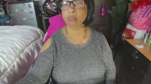 mrs_mommy online show from November 10, 2025, 8:19 pm