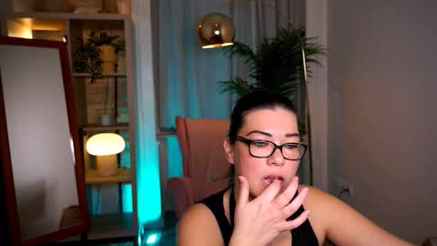 Tamara online show from November 28, 2025, 6:54 pm