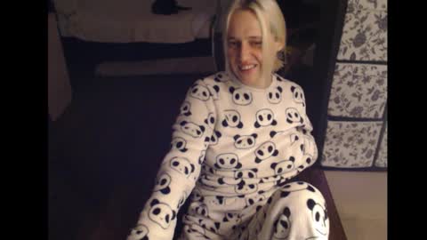 Snapshot of mrsluck chatting on September 16, 2025, 2:45 am Sasha online show from September 16, 2025, 2:45 am