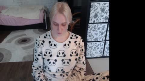 Snapshot of mrsluck chatting on April 5, 2026, 12:13 pm Sasha online show from April 5, 2026, 12:13 pm