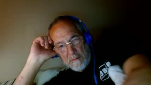 mrtease5 online show from April 18, 2026, 4:49 am