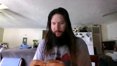 Snapshot of mudge chatting on January 1, 2025, 4:29 pm Mudge online show from January 1, 2025, 4:29 pm