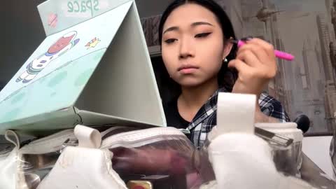 Mia online show from March 19, 2026, 3:43 am