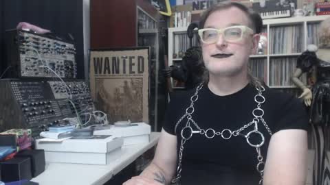 Snapshot of muziknerd chatting on May 16, 2026, 3:47 am Muziknerd online show from May 16, 2026, 3:47 am