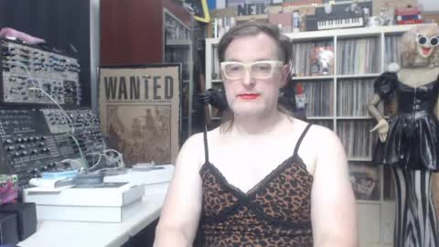 Snapshot of muziknerd chatting on May 17, 2026, 6:11 am Muziknerd online show from May 17, 2026, 6:11 am