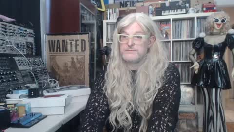 Snapshot of muziknerd chatting on May 21, 2026, 11:34 pm Muziknerd online show from May 21, 2026, 11:34 pm