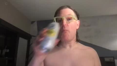 Snapshot of muziknerd chatting on June 8, 2026, 6:03 am Muziknerd online show from June 8, 2026, 6:03 am