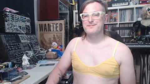 Snapshot of muziknerd chatting on June 10, 2026, 10:30 pm Muziknerd online show from June 10, 2026, 10:30 pm