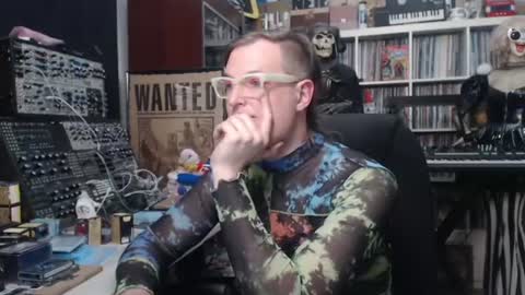 Snapshot of muziknerd chatting on June 21, 2026, 7:55 am Muziknerd online show from June 21, 2026, 7:55 am