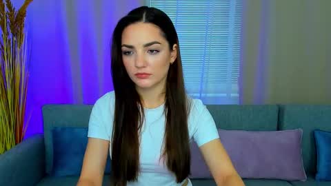 Ella online show from October 14, 2025, 1:23 pm