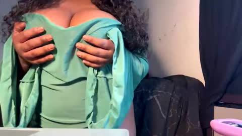 mygoldenaerols online show from April 19, 2026, 9:39 pm