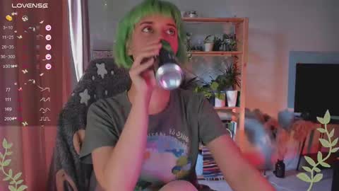 MylaFlores online show from March 9, 2025, 5:11 am