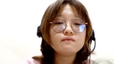 Chloe online show from October 18, 2025, 5:14 pm