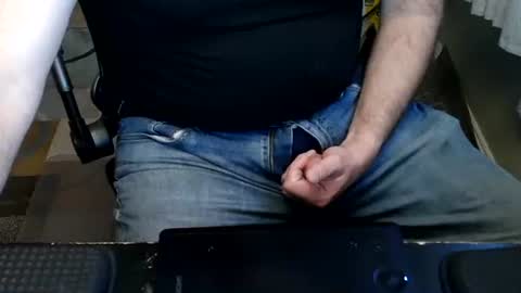 Just hanging out - No pressure online show from April 8, 2026, 1:05 am