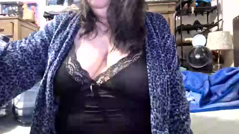 mysteriouswoman18 online show from December 1, 2025, 3:06 pm