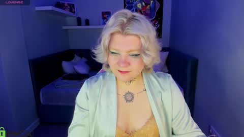 Snapshot of mystiica chatting on December 21, 2025, 7:15 am mystiica online show from December 21, 2025, 7:15 am