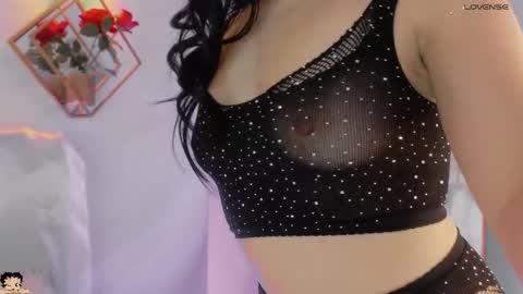 naamah_b online show from September 10, 2025, 2:28 pm