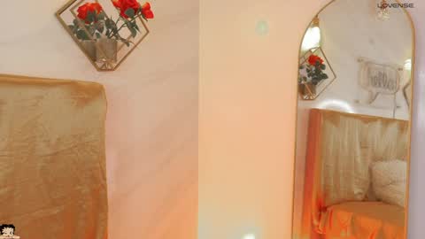 naamah_b online show from April 10, 2026, 2:33 pm