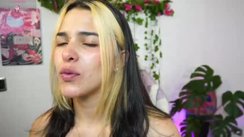 Snapshot of naho_4269 chatting on April 25, 2026, 1:19 am Naho Sigueme en mis Redes Sociales Follow me on my social networks online show from April 25, 2026, 1:19 am