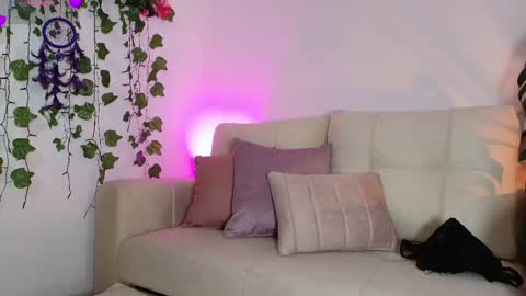 Snapshot of naho_4269 chatting on May 18, 2026, 4:07 am Naho Sigueme en mis Redes Sociales Follow me on my social networks online show from May 18, 2026, 4:07 am