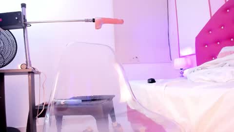 Nahomy Roberts online show from March 9, 2025, 8:07 am