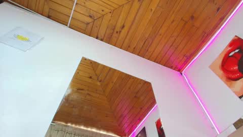 Naia x online show from April 16, 2026, 7:03 pm