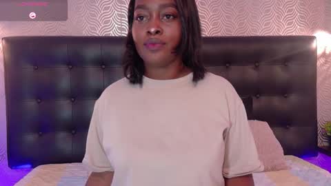 naiaramasson_ online show from September 29, 2025, 12:21 pm