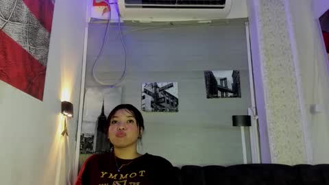 Snapshot of naileth_ chatting on December 21, 2025, 7:32 pm NAILETH online show from December 21, 2025, 7:32 pm