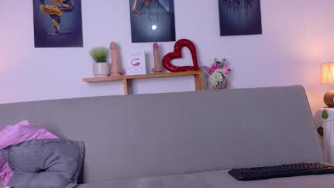 nairagold_ online show from April 7, 2026, 12:55 am