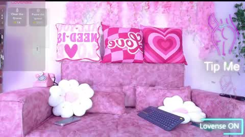 Snapshot of naomi_femme chatting on May 15, 2026, 11:17 am naomi_femme online show from May 15, 2026, 11:17 am